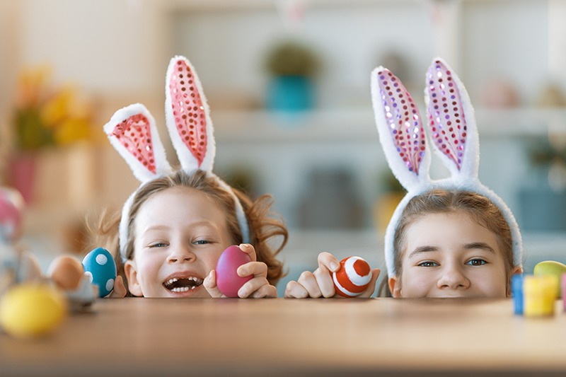 children with painting eggs